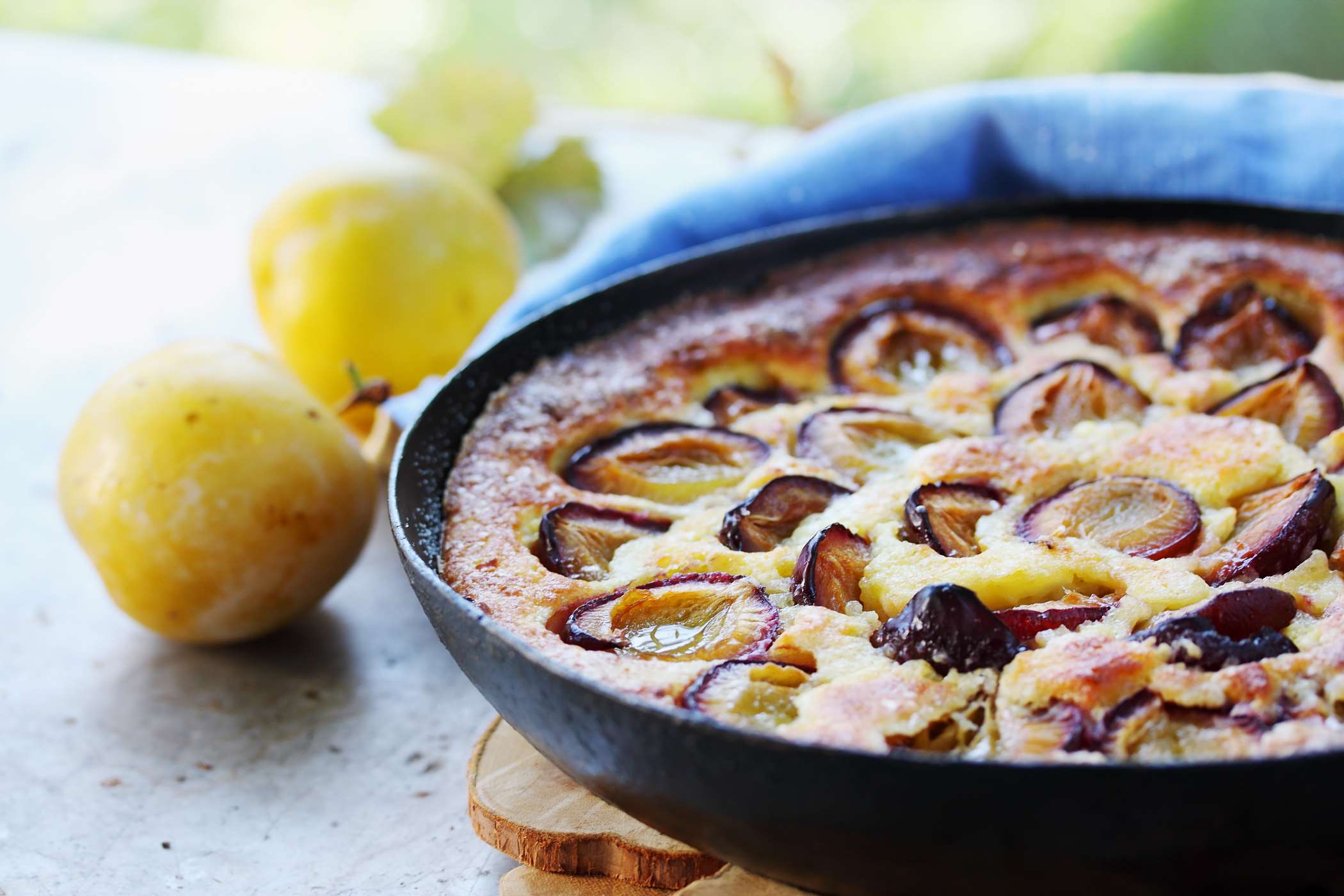 Tarta ze śliwkami i budyniem przepis na FajneGotowanie pl