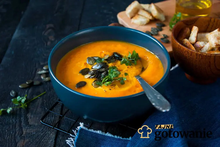 Pomarańczowa zupa z dyni piżmowej posypana ziarenkami dyni, a także inne przepisy na zupę z dyni piżmowej, smaczną, sycącą i aromatyczną