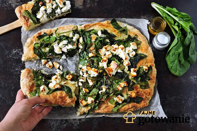 Prostokątna domowa pizza ze szpinakiem i serem feta, a także przepisy, jak zrobić szybką i smaczną pizzę ze szpinakiem w domu