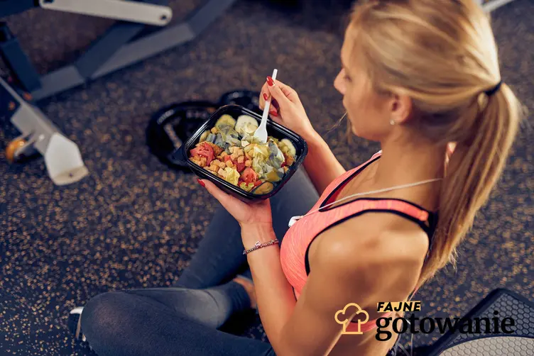 Kobieta jedząca posiłek potreningowy na siłowni, a także dieta na masę, najlepsze przepisy, skuteczność oraz zasady