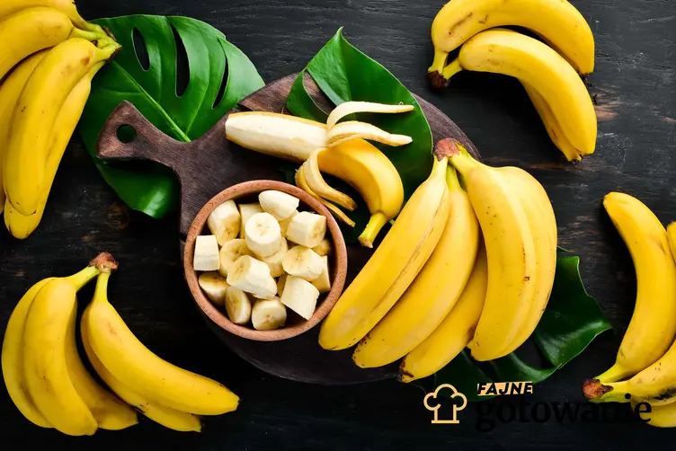 Banany obrane ze skórki i nieobrane leżą na ciemnym blacie, banany w diecie, ile bananów można jeść podczas stosowania diety bananowej i jakie są efekty diety bananowej