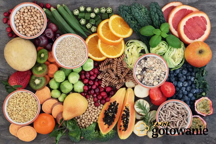 Warzywa i owoce rozłożone na płasko, mnóstwo zdrowych produktów, produkty stosowane przy dnie moczanowej, jakiech posiłków unikać w przypadku podagry