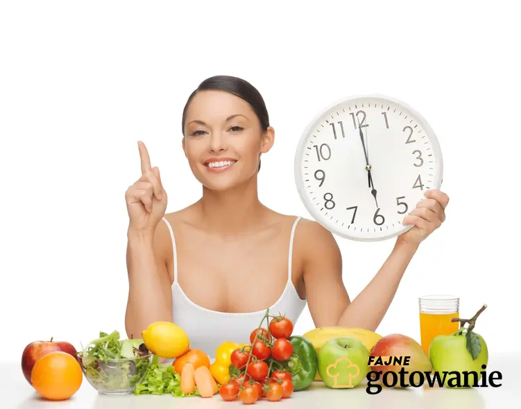 Kobieta otoczona warzywami i owocami w ręku trzyma zegar, kobieta na diecie okinkowej, efekty stosowania kiedy okienkowej i opinie na temat diety okienkowej