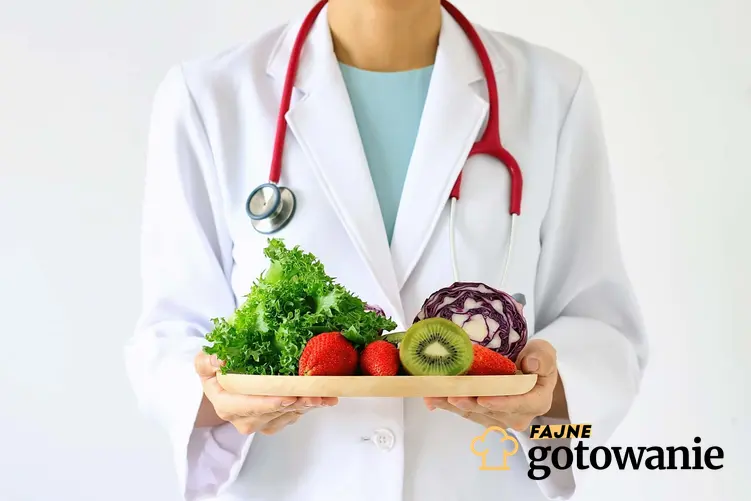 Lekarz ze stetoskopem przewieszonym na szyi trzyma deskę pełną warzyw i owoców, jadłospis dla osoby po usunięcie pęcherzyka żółciowego