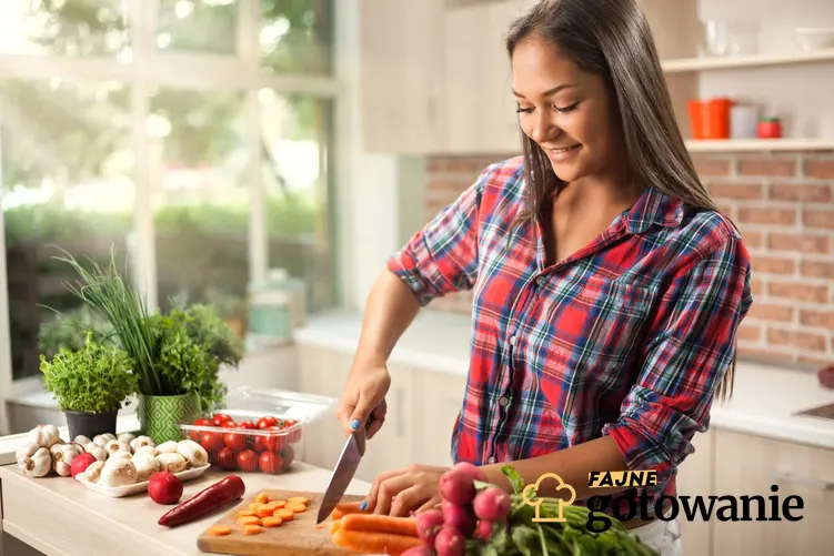 Kobieta krojąca warzywa, a także dieta oczyszczająca i jej zasady oraz przykładowe menu na detoks