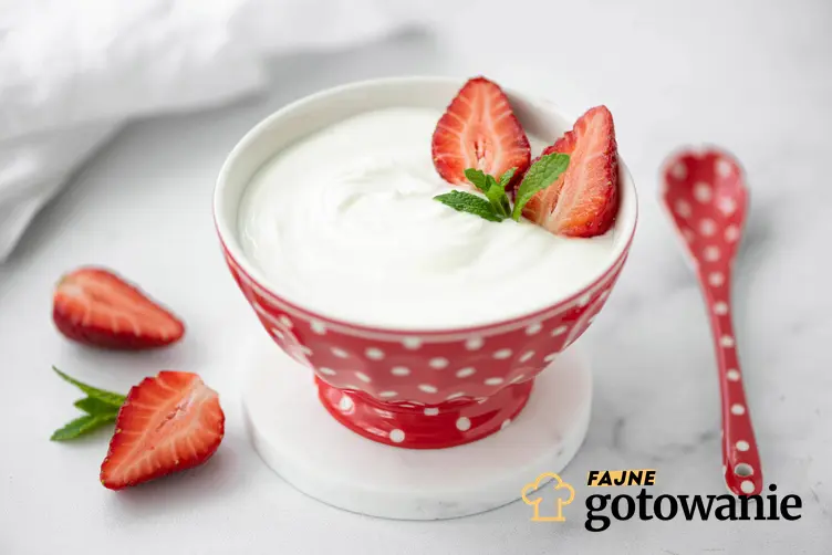 Jogurt z truskawkami w miseczce, a także dieta jogurtowa i jej charakterystyka oraz zasady i efekty