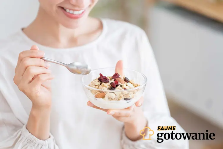 Kobieta jedząca jogurt, a także dieta przy zaparciach oraz przepisy, porady i produkty na diecie przy zaparaciach