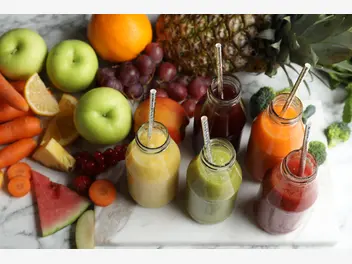 Ilustracja artykułu wiosenne przepisy na koktajle z blendera kielichowego: warzywne, owocowe i oczyszczające