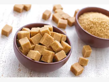 Ilustracja artykułu czy cukier brązowy jest rzeczywiście zdrowszy od cukru białego?