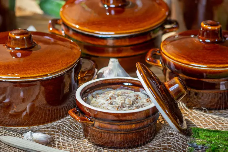 Kamionkowe naczynia – tradycyjne niezbędniki każdej kuchni!