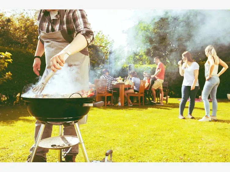 Ilustracja artykułu grill węglowy do ogrodu: smakowe rozkosze na świeżym powietrzu