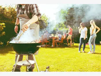 Ilustracja artykułu grill węglowy do ogrodu: smakowe rozkosze na świeżym powietrzu