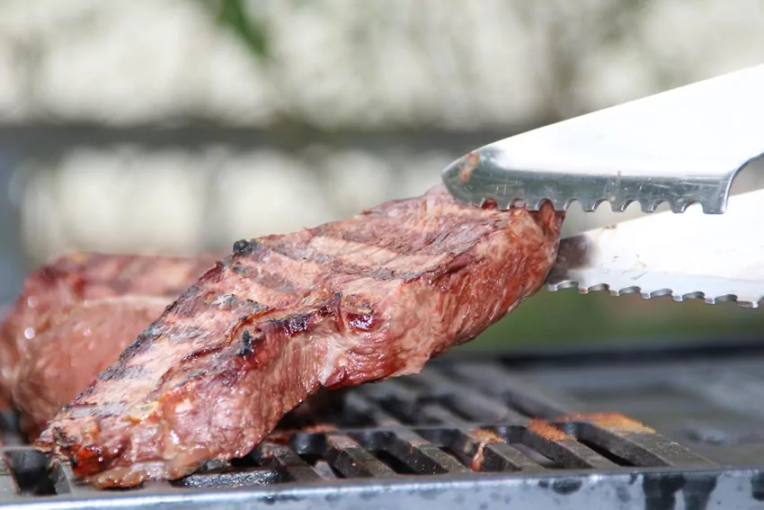 Grill gazowy pozwala ograniczyć powstawanie szkodliwych substancji, bo nie ma kontaktu z dymem Grill