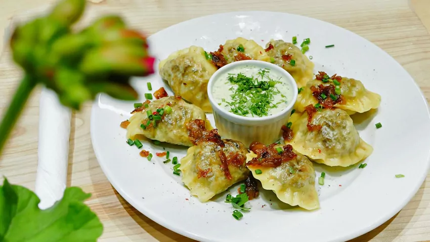 Połącz dobrze utłuczone ziemniaki z twarogiem i podsmażoną cebulką jeszcze ciepłe Pierogi ruskie