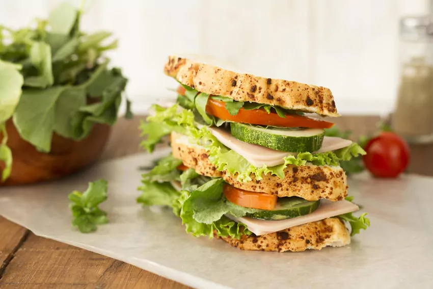 Urozmaicaj posiłki, by dostarczyć organizmowi wszystkich potrzebnych składników odżywczych i uniknąć niedoborów Kanapka z warzywami