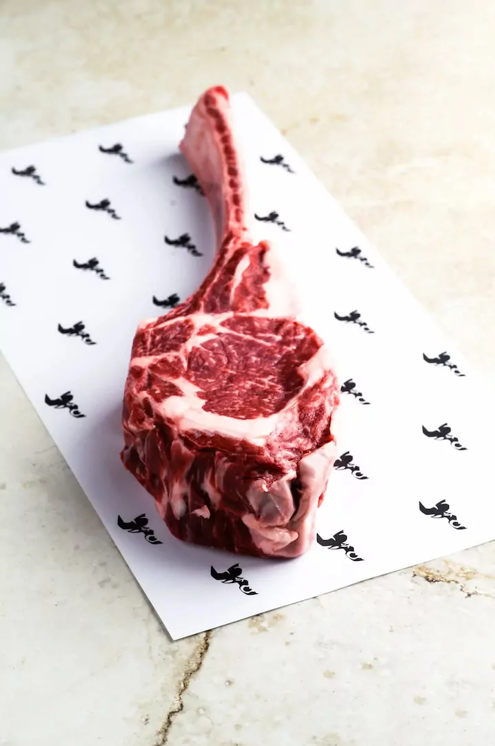 Stek, który wychodzi każdemu: wołowina bez stresu, twardych kęsów i „kombinowania” Chcesz zrobić steki w domu, ale boisz się, że mięso wołowe wyjdzie gumowe albo suche? W tym poradniku rozkładam temat na proste kroki: jak wybrać odpowiedni kawałek (antrykot wołowy, rostbef wołowy, baweta wołowa), jak go przygotować i jaką metodę dobrać do bardziej „pracujących” cięć, takich jak udziec wołowy czy mostek wołowy.