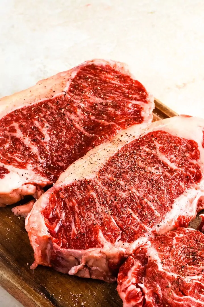 Stek, który wychodzi każdemu: wołowina bez stresu, twardych kęsów i „kombinowania” Chcesz zrobić steki w domu, ale boisz się, że mięso wołowe wyjdzie gumowe albo suche? W tym poradniku rozkładam temat na proste kroki: jak wybrać odpowiedni kawałek (antrykot wołowy, rostbef wołowy, baweta wołowa), jak go przygotować i jaką metodę dobrać do bardziej „pracujących” cięć, takich jak udziec wołowy czy mostek wołowy.