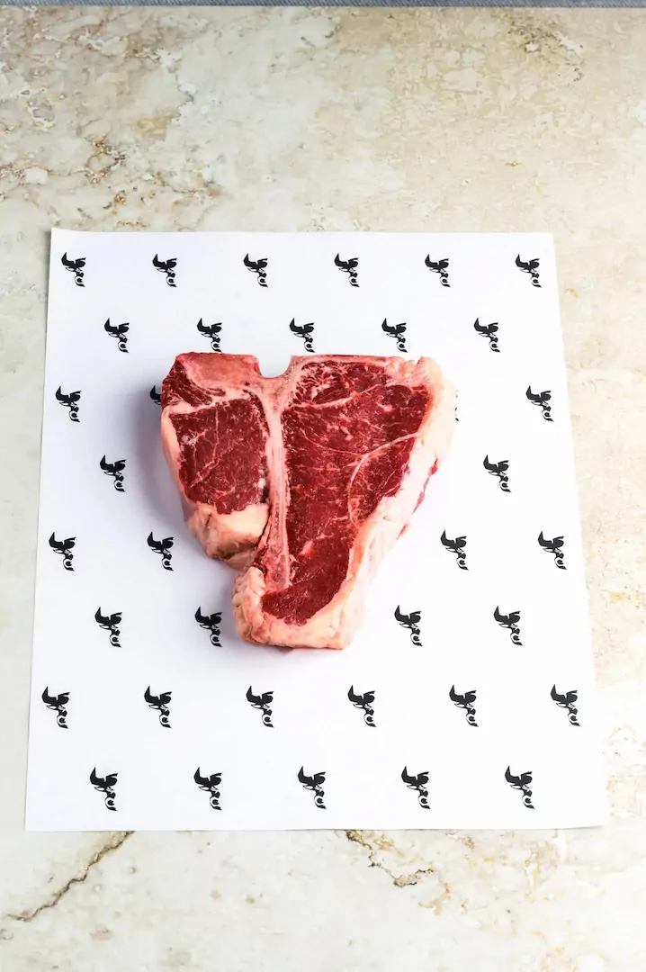 Stek, który wychodzi każdemu: wołowina bez stresu, twardych kęsów i „kombinowania” Chcesz zrobić steki w domu, ale boisz się, że mięso wołowe wyjdzie gumowe albo suche? W tym poradniku rozkładam temat na proste kroki: jak wybrać odpowiedni kawałek (antrykot wołowy, rostbef wołowy, baweta wołowa), jak go przygotować i jaką metodę dobrać do bardziej „pracujących” cięć, takich jak udziec wołowy czy mostek wołowy.