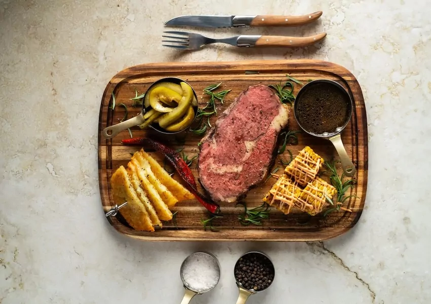 Stek, który wychodzi każdemu: wołowina bez stresu, twardych kęsów i „kombinowania” Chcesz zrobić steki w domu, ale boisz się, że mięso wołowe wyjdzie gumowe albo suche? W tym poradniku rozkładam temat na proste kroki: jak wybrać odpowiedni kawałek (antrykot wołowy, rostbef wołowy, baweta wołowa), jak go przygotować i jaką metodę dobrać do bardziej „pracujących” cięć, takich jak udziec wołowy czy mostek wołowy.