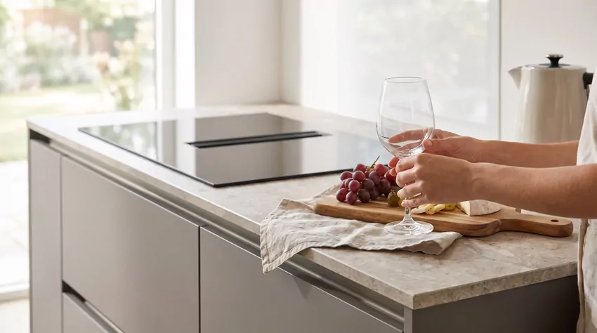 Do czerwonego wina wybieraj większe kieliszki z szeroką czaszą, która pozwala trunkowi lepiej rozwinąć aromat Kieliszki