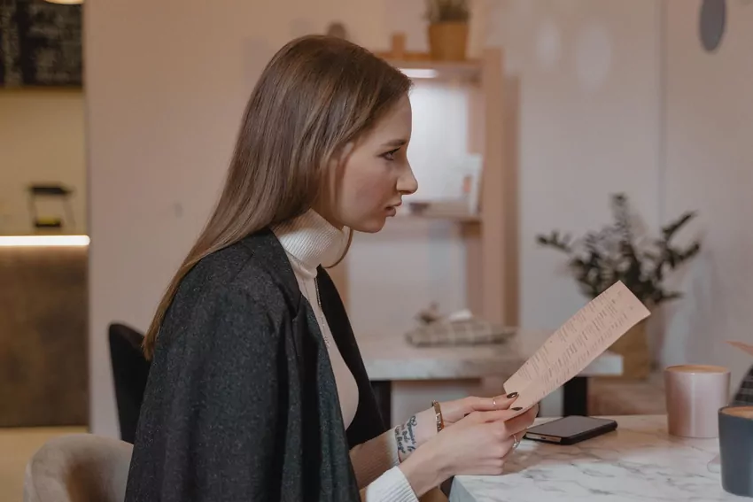 Jak zaprojektować menu restauracji, które będzie czytelne i trwałe? Menu to pierwszy dokument, który gość bierze do ręki, więc jego czytelność i wytrzymałość mają realne znaczenie dla wrażeń z posiłku. Jeśli zależy ci na materiale odpornym na tłuszcz i wilgoć, warto rozważyć profesjonalnie przygotowane karty menu w Fourzeros, które wytrzymują intensywny ruch w sali.