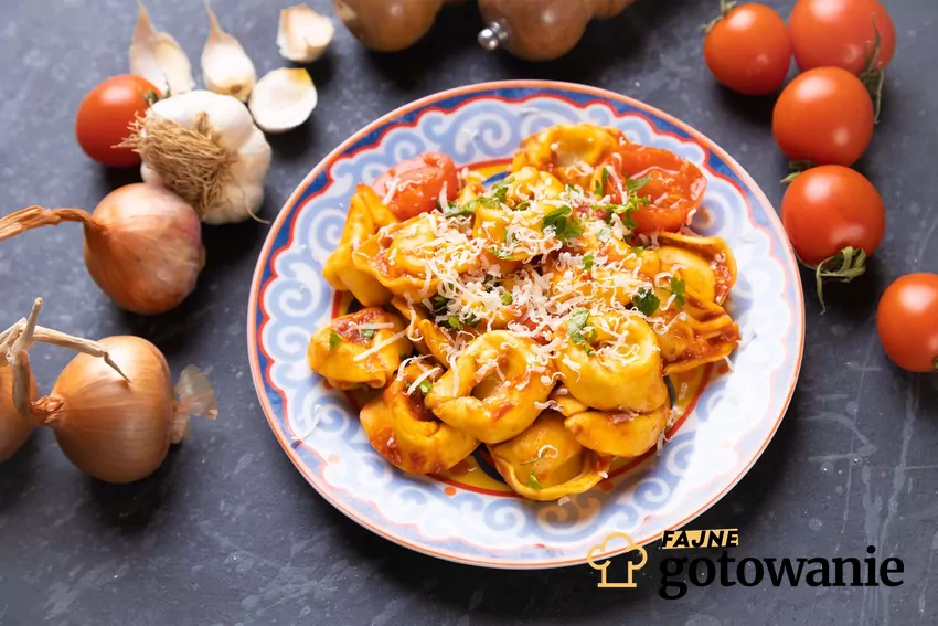 Tortelloni w sosie pomidorowym