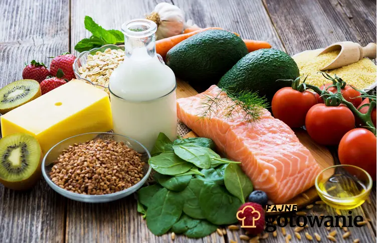 Na zdjęciu przedstawione są warzywa i owoce, awokado oraz filet z łososia. Produkty te powszechnie uważane są za zdrowe.