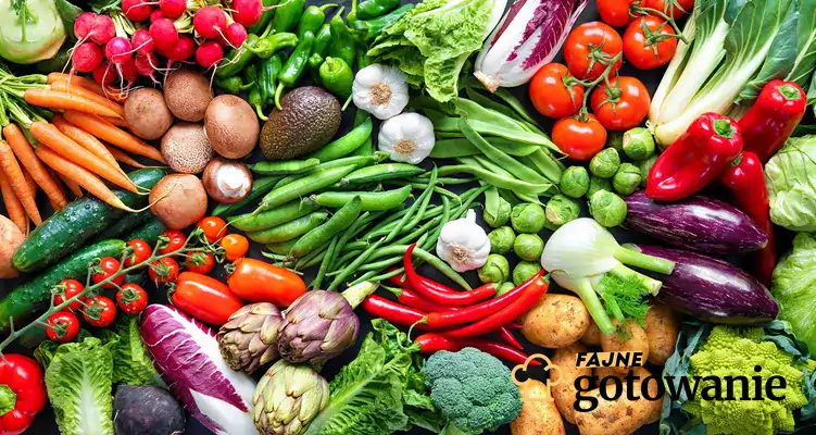Widok z góry na owoce i warzywa w formie surowej, czy jedzenie samych surowych warzyw i owoców zapewnia wszystkie ważne składniki odżywcze?