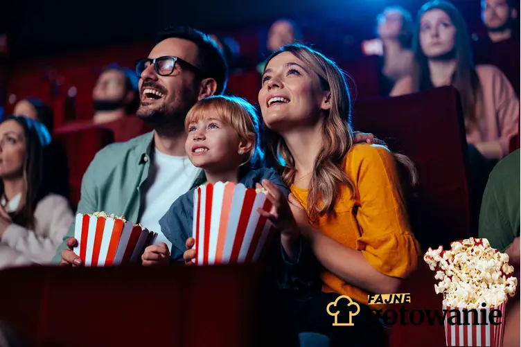 Rodzina oglądająca film kinie- oni nie wiedzą, że równie pyszne emocje mogą mieć taniej