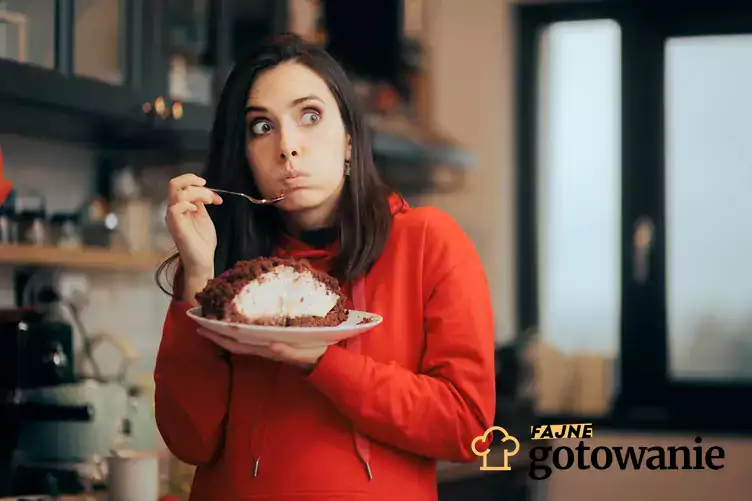 Kobieta ze śmieszną miną zjada duży kawałek ciasta, a także najpopularniejsze błędy żywieniowe.