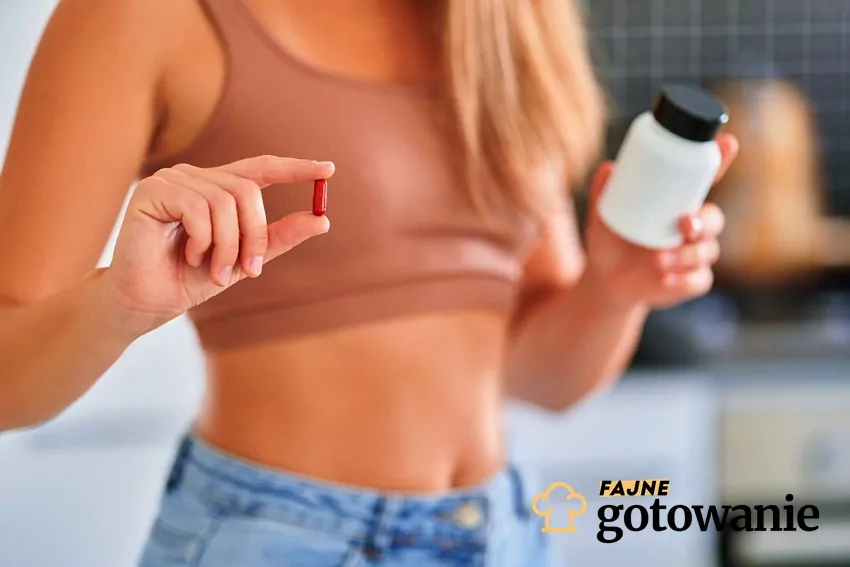 Przed rozpoczęciem suplementacji należy zrobić badania krwi Kobieta trzyma suplementy diety