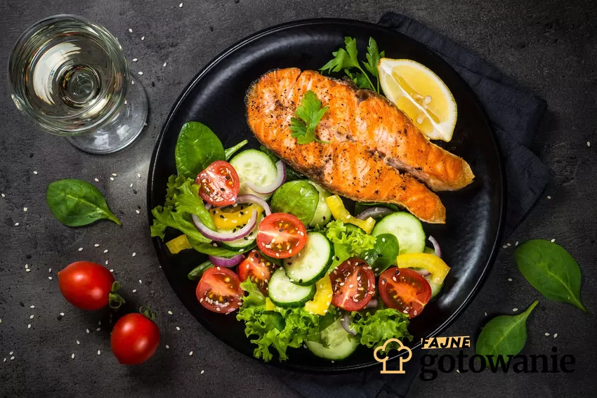 Szybkie i smaczne keto przepisy – idealne na wieczorny posiłek w domu Grillowany łosoś z surówką
