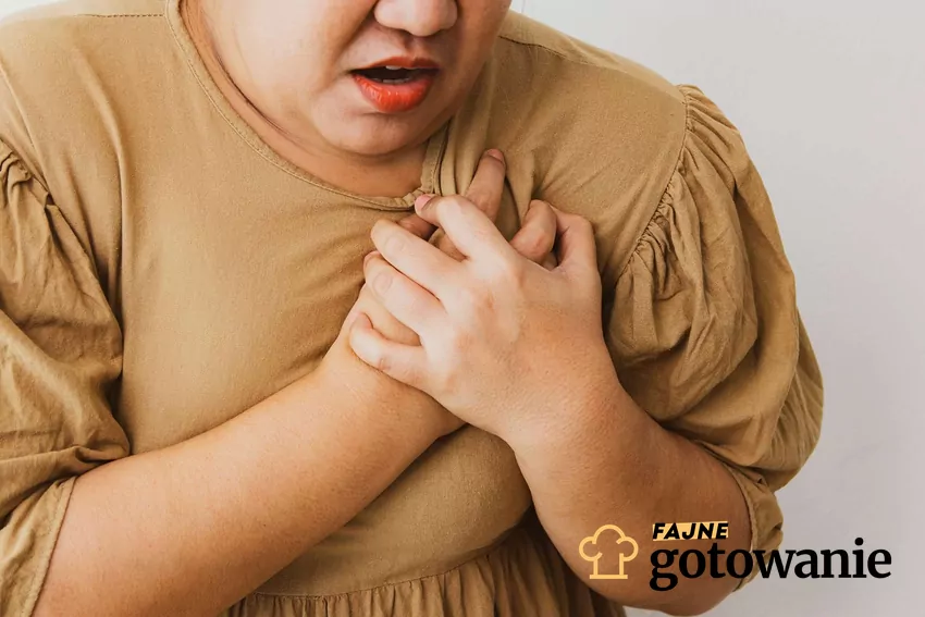 Dbanie o racjonalne jedzenie oraz aktywność fizyczną są podstawą w leczeniu otyłości Kobieta z otyłością dotyka serca
