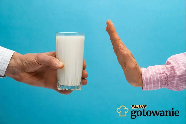 Z lewej strony ręka mężczyzny podaje kobiecie szklankę z mlekiem, ręka kobiety z prawej strony jest uniesiona w górę sugerując: "nie, dziękuję", a także jak leczyć nietolerancję laktozy