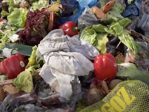 Hity z kontenerów pod sklepami