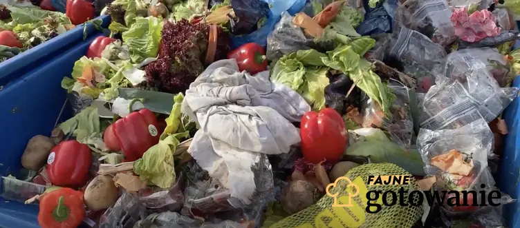 Zdjęcie przedstawia warzywa i owoce znajdujące się w koszu na śmieci.