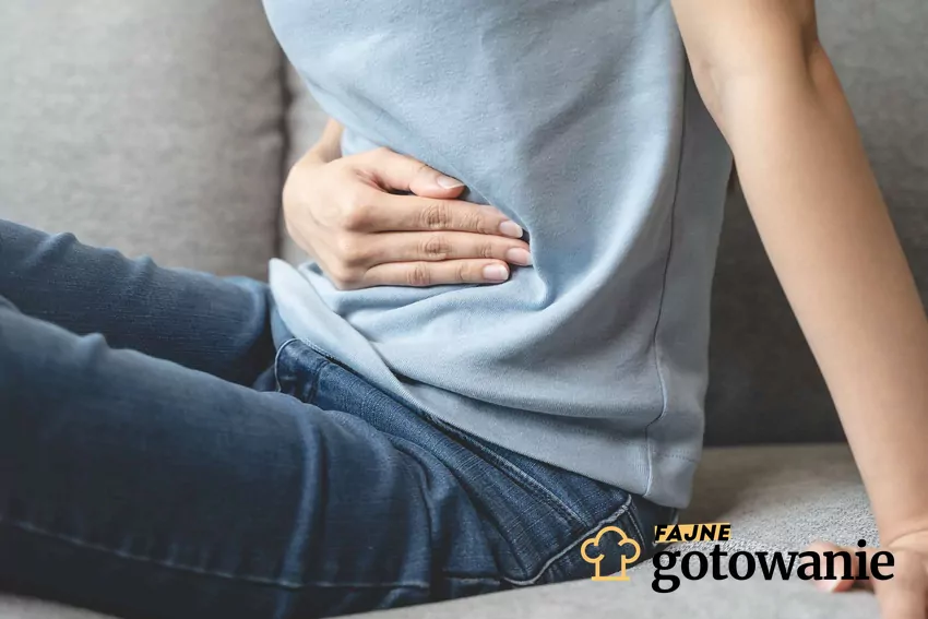 Osoby z chorobami jelit i tarczycy powinny ograniczyć spożycie kapusty kiszonej Kobieta z bólem brzucha