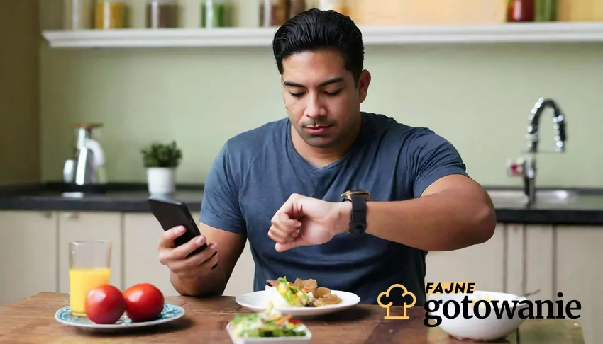 Jedzenie w biegu może prowadzić do zgagi, wzdęć i dyskomfortu żołądkowego Jedzenie w pośpiechu przy telefonie