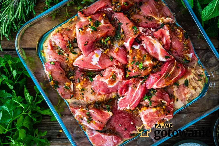 Zdjęcie przedstawia mięso w naczyniu żaroodpornym. Po dodaniu do niego ziemniaków oraz brokułów przygotujesz pyszny obiad
