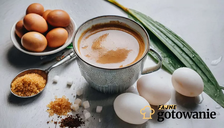 Filiżanka wietnamskiej kawy z surowym żółtkiem – deser i pobudzenie w jednym Kawa z jajkiem w filiżance