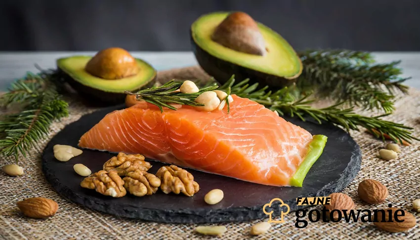 Łosoś – tłusta ryba bogata w kwasy omega-3 wspierające mózg i układ krążenia Łosoś, orzechy, awokado na stole