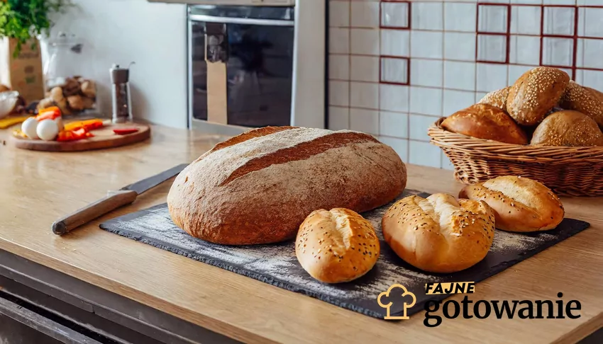 Pieczywo przechowywane w wilgotnym środowisku łatwo pokrywa się toksyczną pleśnią Pokrojony chleb pełen zarodników pleśni