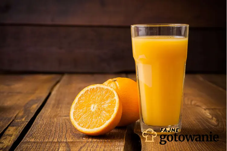 Szklanka, której znajduje się sok pomarańczowy, obok leżą pomarańcze, a także soki mogą dostarczyć bardzo dużą ilość kilokalorii