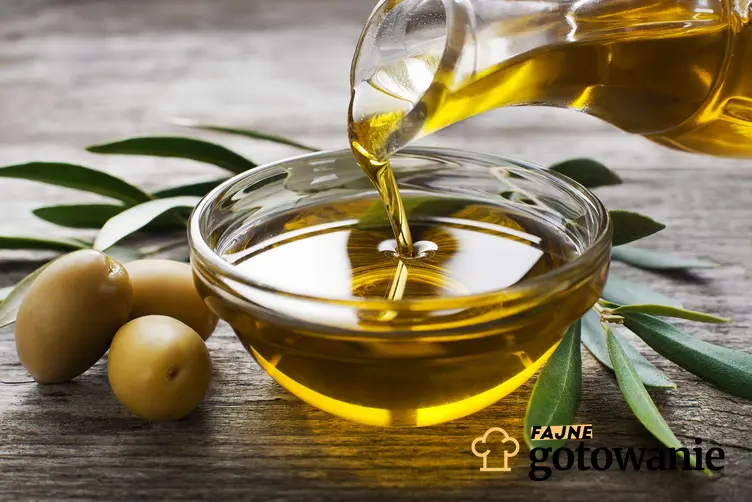 W miseczce znajduje się oliwa z oliwek, a także wartości olejów roślinnych - zdrowe i wysokokaloryczne