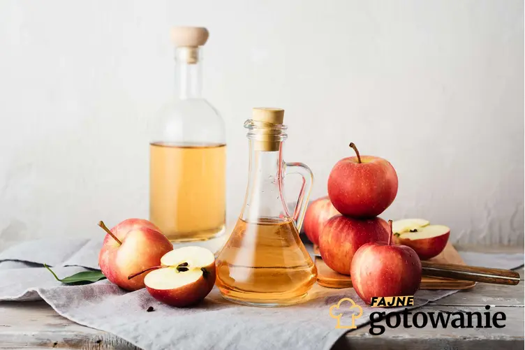 Ocet jabłkowy w dzbanku i karafce, w tle są jabłka, a także czy picie octu jabłkowego ma korzystne działanie na organizm