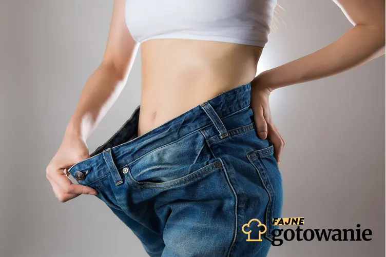 Sylwetka kobieca w zbyt dużych spodniach jako oznaka udanej diety redukcyjnej