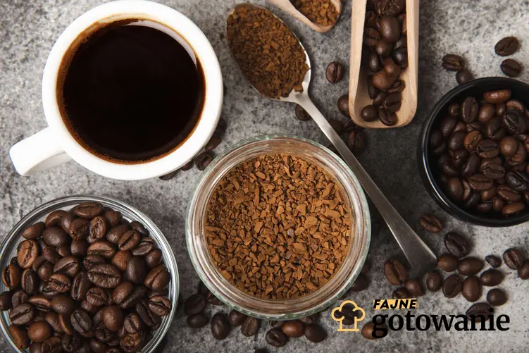 Różne rodzaje kawy ułożone w miseczkach, łyżce i obok filiżanka zaparzonej kawy, a także jaka jest zalecana dawka kawy, która wykazuje korzystny efekt zdrowotny
