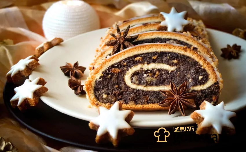 Makowiec ułożony na półmisku w towarzystwie polukrowanych pierniczków