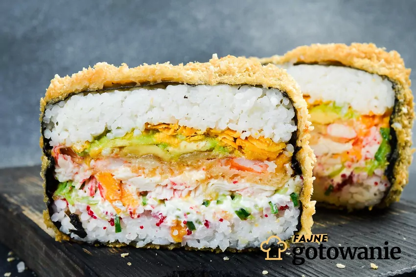 Sushi burger przekrojony na pół