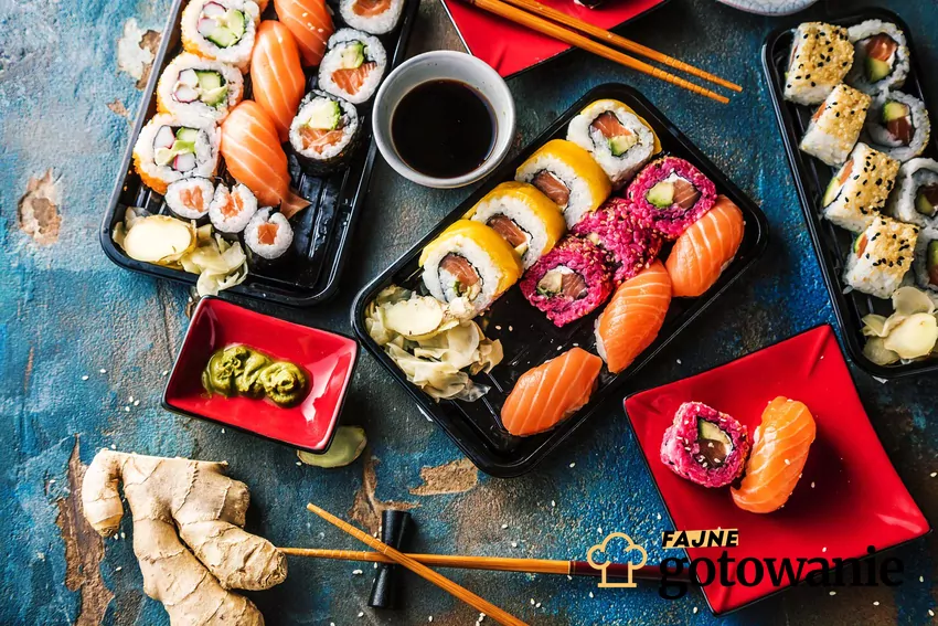 Widok z góry na stół zastawiony sushi